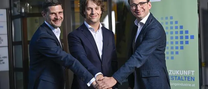 Michael Petschnig (Mitte) übernimmt von Edgar Jermendy (rechts), Wolfgang Pucher ist Geschäftsführer der Jungen Industrie in Kärnten