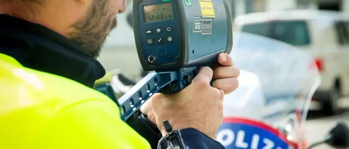 Die Raser waren 89 und 70 km/h zu schnell unterwegs (Symbolfoto)