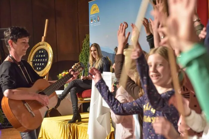 Die Volksschulkinder und Chorleiterin Sigrid Klinar überbrachten Anna Gasser ein Ständchen.