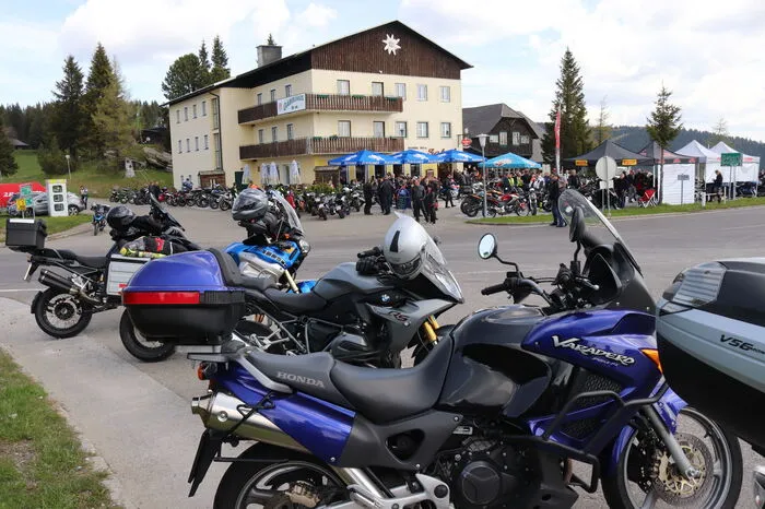 Rund 500 Fahrer waren gekommen, um ihr Fahrzeuge von Provisor Walter Obenaus segnen zu lassen.