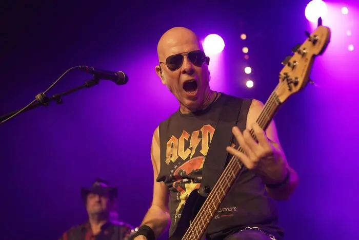 Von unvergessenen 80er-Hymnen wie „Livin’ on a Prayer“ und „You Give Love a Bad Name“ über Hits wie „It’s My Life“: Die Band lieferte ein energiegeladenes Set, das das Murtaler Publikum von den ersten Takten an mitriss. 