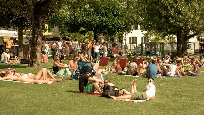 Baden, tanzen und Chillen zur Techno-Musik stand beim Techno am See am Programm.