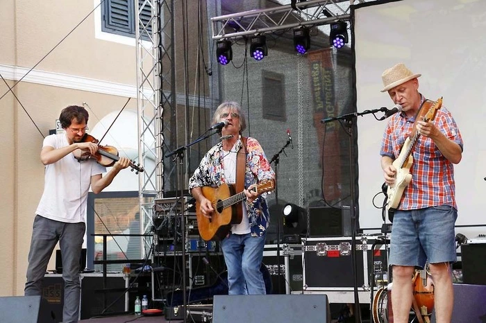 ...und 14 Bands auf drei "Showbühnen" am Festgelände...