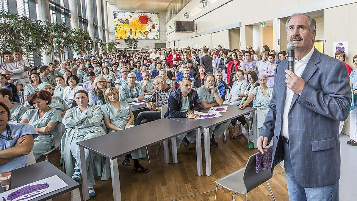 Zentralbetriebsrat Auer (vorne) hat die Maximalforderung für &quot;sein&quot; Pflegepersonal vorerst erreicht