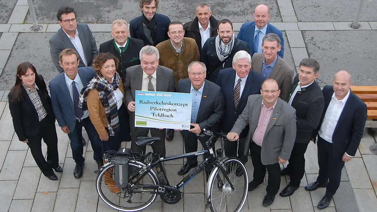 Landesrat Lang, Verantwortliche von Stadt und Baubezirksleitung mit Planern 