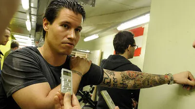 „Wiener Wahnsinn“ prangt auf dem Oberarm von Oliver Setzinger. Der KAC-Stürmer übernimmt immer öfter die Führungsrolle bei den Rotjacken