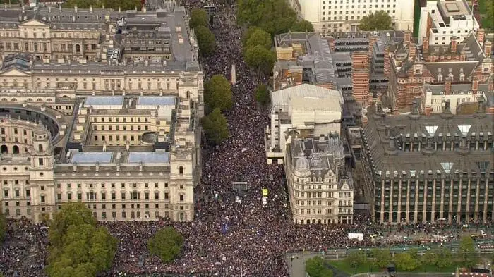 Das britische Parlament hat einem Antrag auf Aufschub des eigentlich geplanten Votums über den Brexit-Vertrag gebilligt. Damit wird es am Samstag keine Brexit-Abstimmung geben. Am Tag der Abstimmung... 