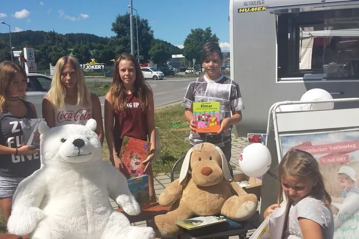 Während man in Sinabelkirchen am Bauernmarkt einkaufte, konnte man auch eine kurze Rast am Stand der Jugendlichen machen, die eine Auswahl von Büchern dabei hatten.