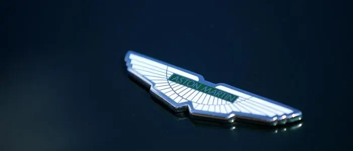 Das mit 1,58 Milliarden Euro verschuldete Traditionsunternehmen Aston Martin musste 2025 einen Umsatzrückgang von 21 Prozent auf umgerechnet 1,44 Milliarden Euro hinnehmen