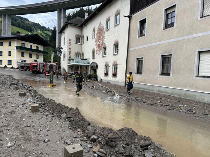 Am Tag nach dem Unwetter in Kremsbrücke: Der Kremsbach überflutete den Ort und Gebäude