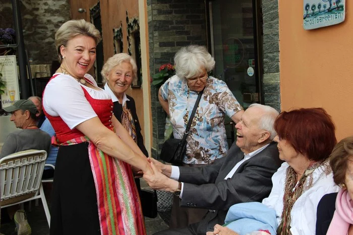 Auch Gisela Poppmeier freute sich mit Erich Vogl.