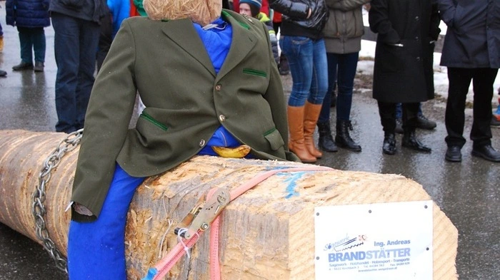 Am Bloch hockt traditionsgemäß eine Strohpuppe, die einen verschmähten Hochzeiter darstellt.