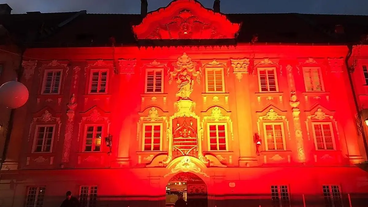 Nicht nur das St. Veiter Rathaus leuchtet ab Donnerstag orange.