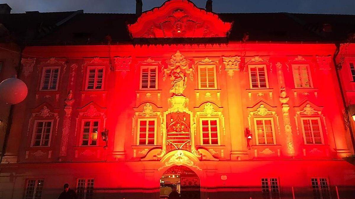 Nicht nur das St. Veiter Rathaus leuchtet ab Donnerstag orange.