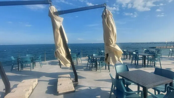 Für einige Jahre hat eine zu Red Bull gehörende Gesellschaft einen der beiden großen Strände im zwischen Triest und Grado gelegenen Monfalcone gepachtet. Der Strand wurde am 1. Juni offiziell eröffnet.