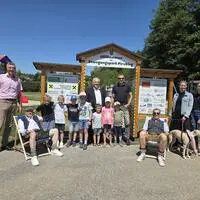 Bürgermeister Siegfried Neuhold eröffnete gemeinsam mit Kindern, Ehrengästen und Sponsoren den neu errichteten Bewegungspark in Pirching am Traubenberg