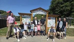 Bürgermeister Siegfried Neuhold eröffnete gemeinsam mit Kindern, Ehrengästen und Sponsoren den neu errichteten Bewegungspark in Pirching am Traubenberg