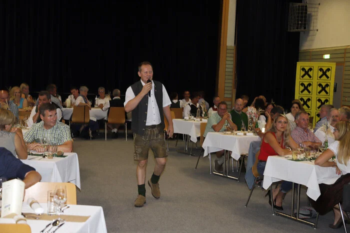 Auch Bürgermeister Peter Schlagbauer bekam die Gelegenheit, seine Gemeinde den Gästen vorzustellen. Mehr vom Rindfleisch-Genussabend kann man beim Durchblättern der Bildergalerie erfahren.