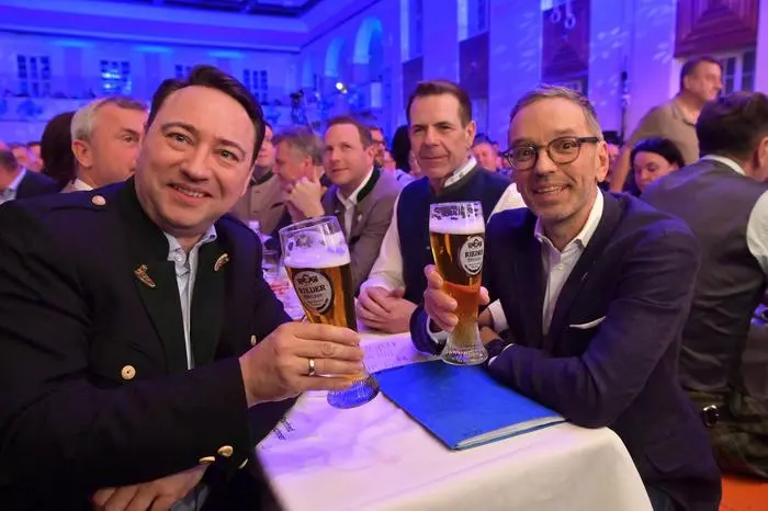 ABD0140_20240214 - RIED IM INNKREIS - ÖSTERREICH: (v.l) LHStv. Manfred Haimbuchner (FPÖ), Harald Vilimsky (FPÖ) und FPÖ-Bundesparteiobmann Herbert Kickl am Mittwoch, 14. Februar 2024, anlässlich des Politischen Aschermittwochs der FPÖ in der Jahnturnhalle in Ried im Innkreis. - FOTO: APA/MANFRED FESL