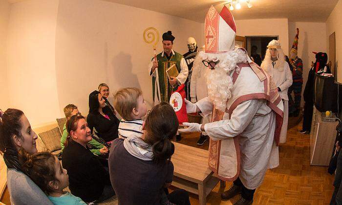 Der Nikolaus geht in Haimburg von Haus zu Haus 