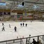 Ein Eishockey-Feld mit ein paar Spielern darauf | Die EisSportArena Spittal ist auch diese Wintersaison gut ausgelastet