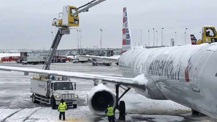 Im Mittleren Westen mussten am Montag fast 1.500 Flüge gestrichen werden, nachdem Schneestürme schon am Vortag für 1.200 Flugausfälle gesorgt hatten. Erneut stand dabei der Flughafen O'Hare in Chicago mit 1.189 abgesagten Flügen im Mittelpunkt, berichteten amerikanische Medien.    