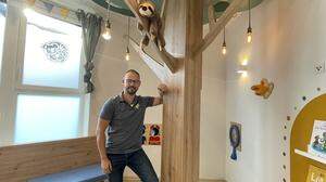 Gemeinsam mit einem befreundeten Tischler entwarf Kinderarzt Christoph Rodler einen Holzbaum für sein Wartezimmer