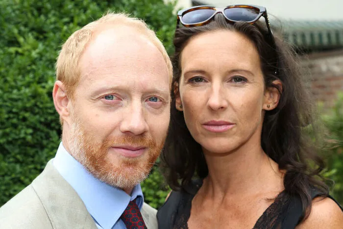 Für die Figur von Simon Schwarz sah das Uli Breés Drehbuch ein baldiges Ende vor, Maria Köstlinger blieb hingegen bis zur letzten Staffel im Cast.