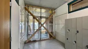 Blick auf die Baustelle am Ende eines Klassentrakts