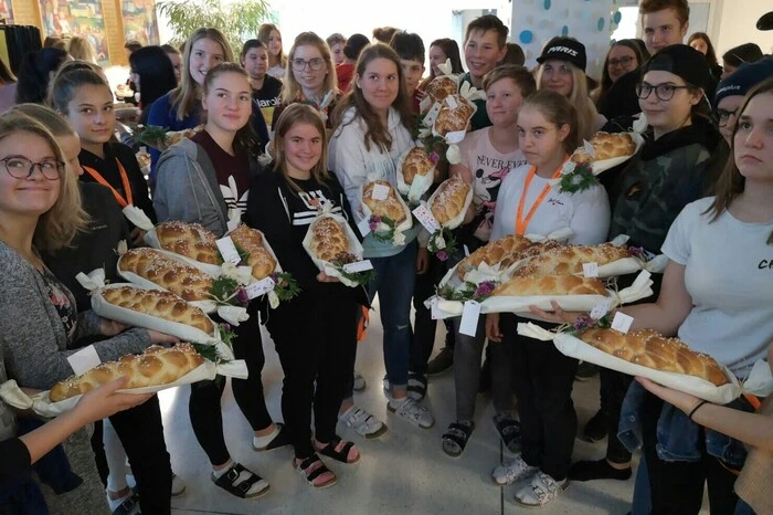 Mahlzeit! Die Schüler der Fachschule Schloss Stein haben traditionelle Allerheiligenstriezel gebacken