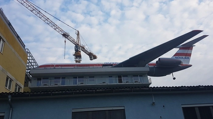 Im April wurde eine Iljuschin nach Graz transportiert und aufs Novapark-Dach gehoben.