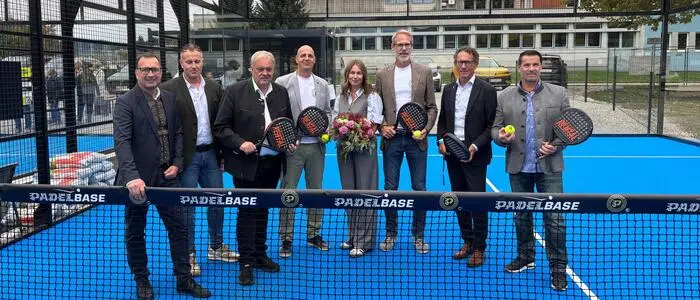 Ein Gruppenfoto, aufgenommen in einem Padeltennis-Court
