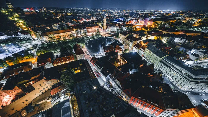 Graz: Ausblick über das Kunsthaus und die Altstadt. Das Foto hat "night_vi5ion" auf einem circa 50 Meter Kran aufgenommen.