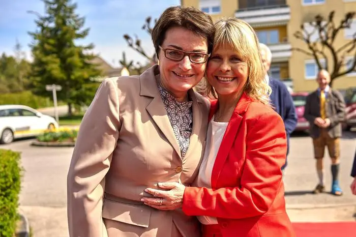 Auch viele politische Wegbegleiter, wie hier Landesrätin Beate Prettner, waren gekommen, um zu gratulieren.