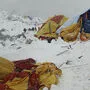 Die Überreste des Basislagers nach der Lawine am Mount Everest