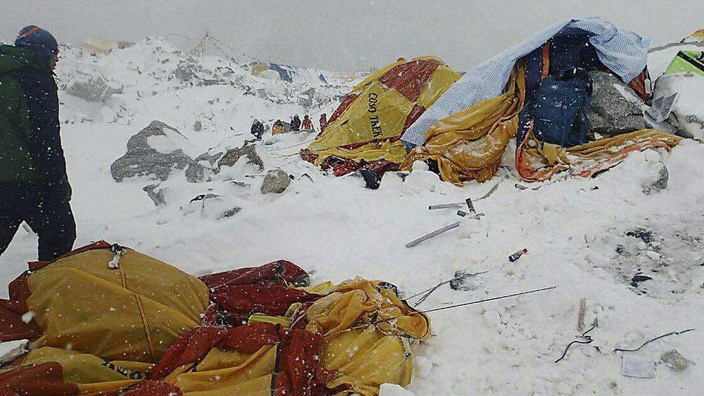 Die Überreste des Basislagers nach der Lawine am Mount Everest
