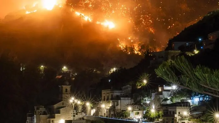 Waldbrände an der Amalfiküste in Italien.