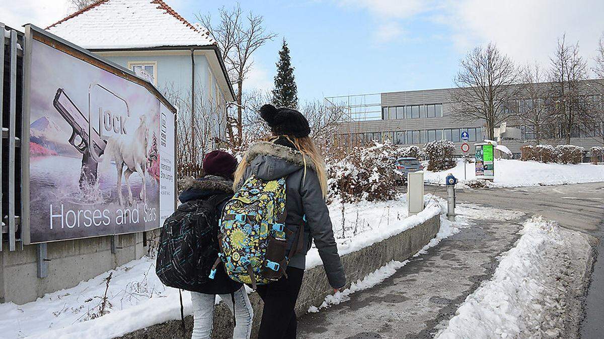 Bedenklich finden Eltern, dass dieses Plakat in der Nähe des Gymnasiums angebracht wurde