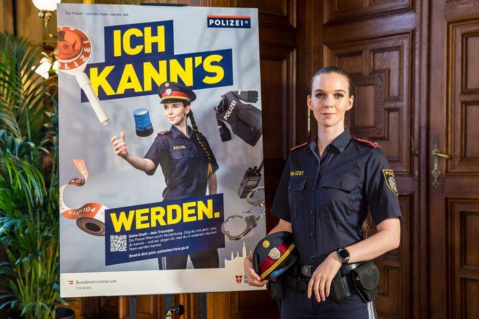 Polizistin Martina ist auf dem Plakat zu sehen, das im Rahmen der Präsentation der neuen Polizei Rekrutierungskampagne im Rathaus der Stadt Wien der Öffentlichkeit vorgestellt wurde