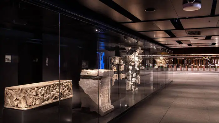 Die neue Metro-C-Station Colosseo–Fori Imperiali im Herzen Roms.  Die als „Museumsstationen“ konzipierten Bahnhöfe integrieren zahlreiche archäologische Funde, die während der Bauarbeiten ans Licht kamen