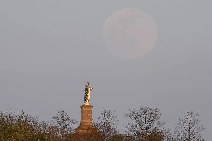 Als Supermond werden Mondphasen bezeichnet, in denen ein Vollmond der Erde besonders nahekommt.