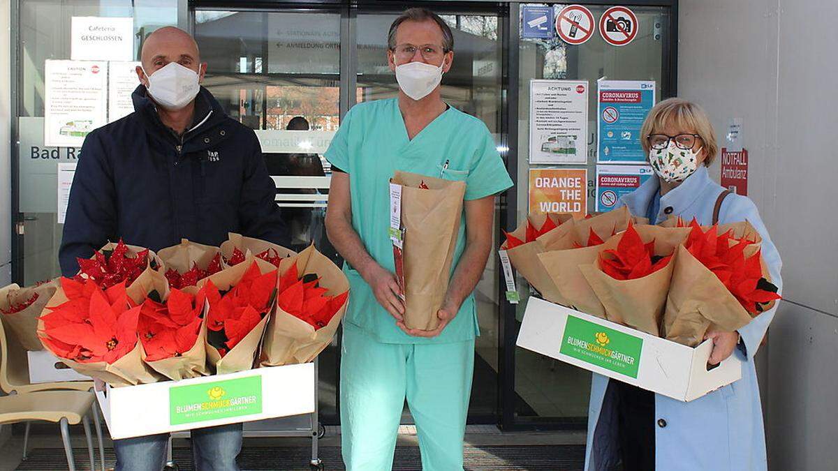 Florist Werner Eberahrt übergab die Blumen an Pfleger Gerhard Prasl und Röntgenassistentin Gabriele G.  