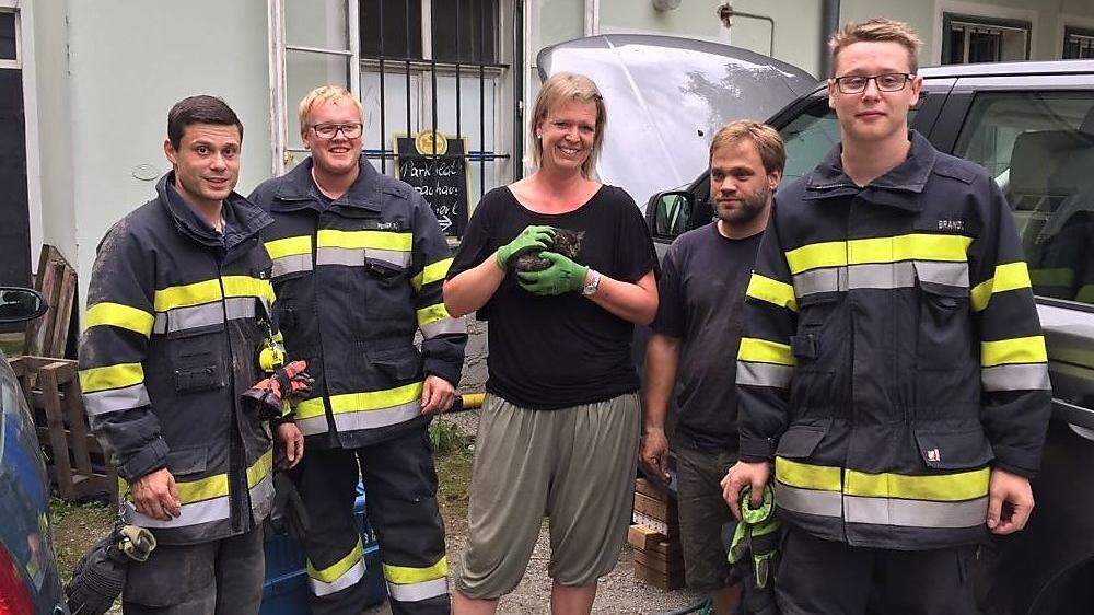 Nach stundenlangen, erfolglosen Versuchen schafften es schließlich die Kameraden der Feuerwehr Köflach, den kleinen &quot;Lucky&quot; (im Bild mit Petra Eisl) zu retten