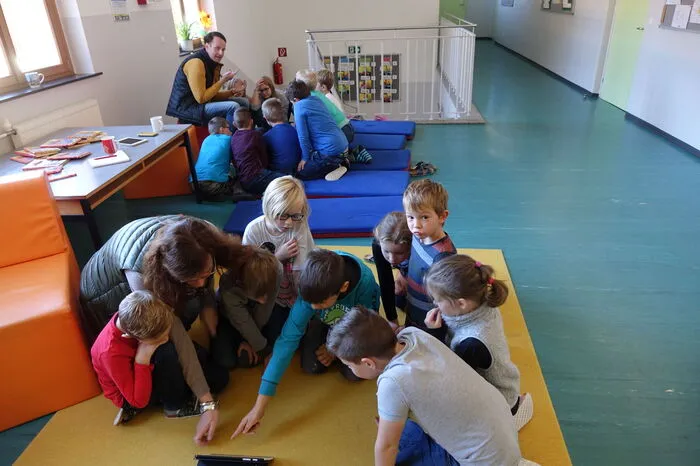 Auch die Kinder der 1. und 2. Klasse schauen ebenfalls gebannt ins Tablett.