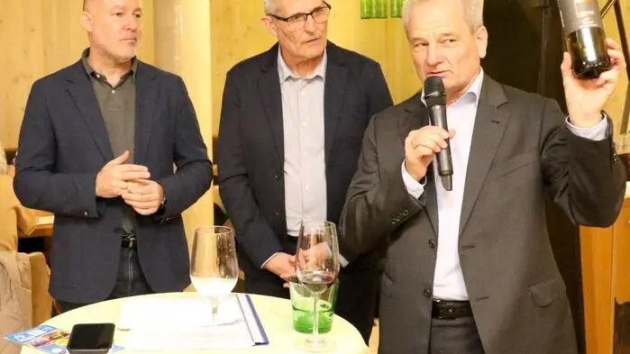 Es ist bereits Tradition, dass zwei Wochen vor der „Intervino“-Weinmesse in der Klagenfurter Messehalle eine Fachjury zusammenkommt, um die eingereichten Weine der Messeaussteller zu verkosten.