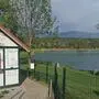 Ein kleines Häuschen, dahinter ein See