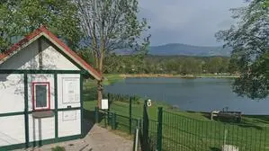 Ein kleines Häuschen, dahinter ein See