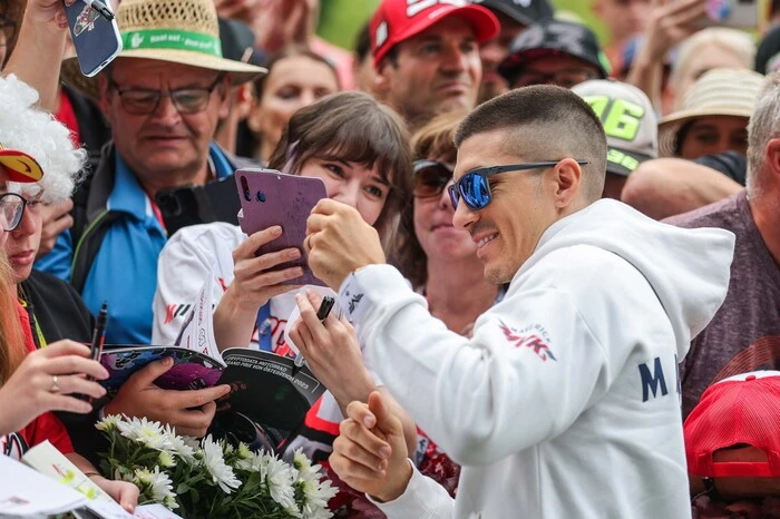 Aprilia-Ass Maverick Vinales versteckte sich zwar hinter einer großen Sonnenbrille, Fotos mit den Fans gab es aber dennoch.