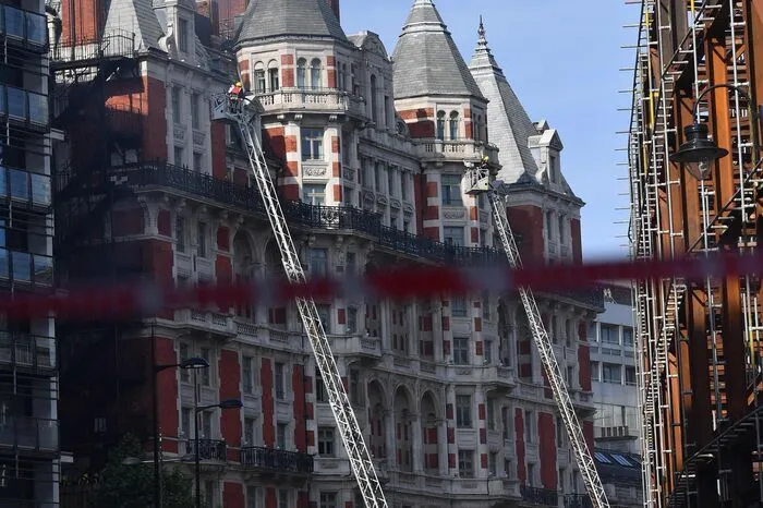Nach ersten Erkenntnissen hatten sich die Flammen entlang einer mit Pflanzen bewachsenen Fassade über mehrere Stockwerke ausgebreitet.