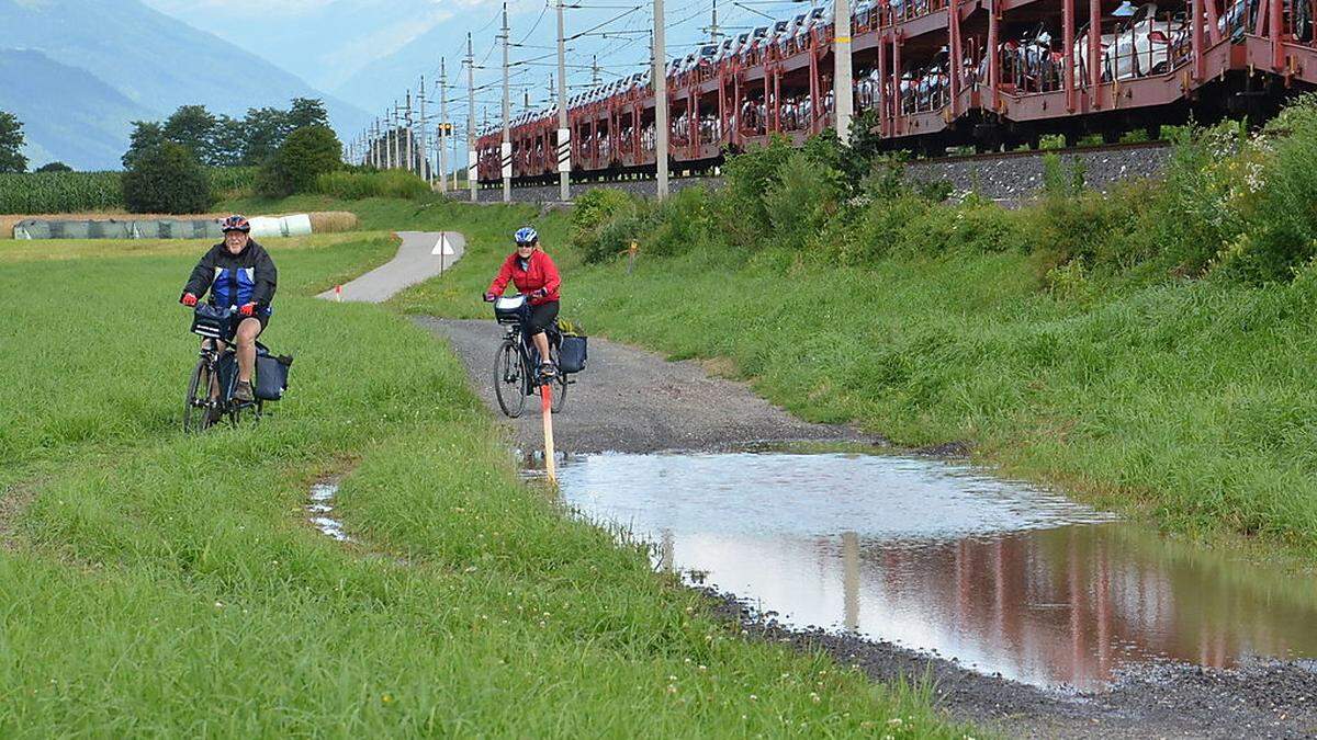 Einige große Wasserlacken am Drauradweg nahe Spittal machen den Radfahrern seit Langem zu schaffen